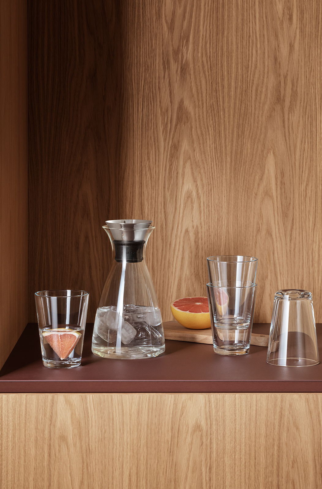 Die Glaskaraffe ist ein praktisches Designobjekt für Küche und Esszimmer.