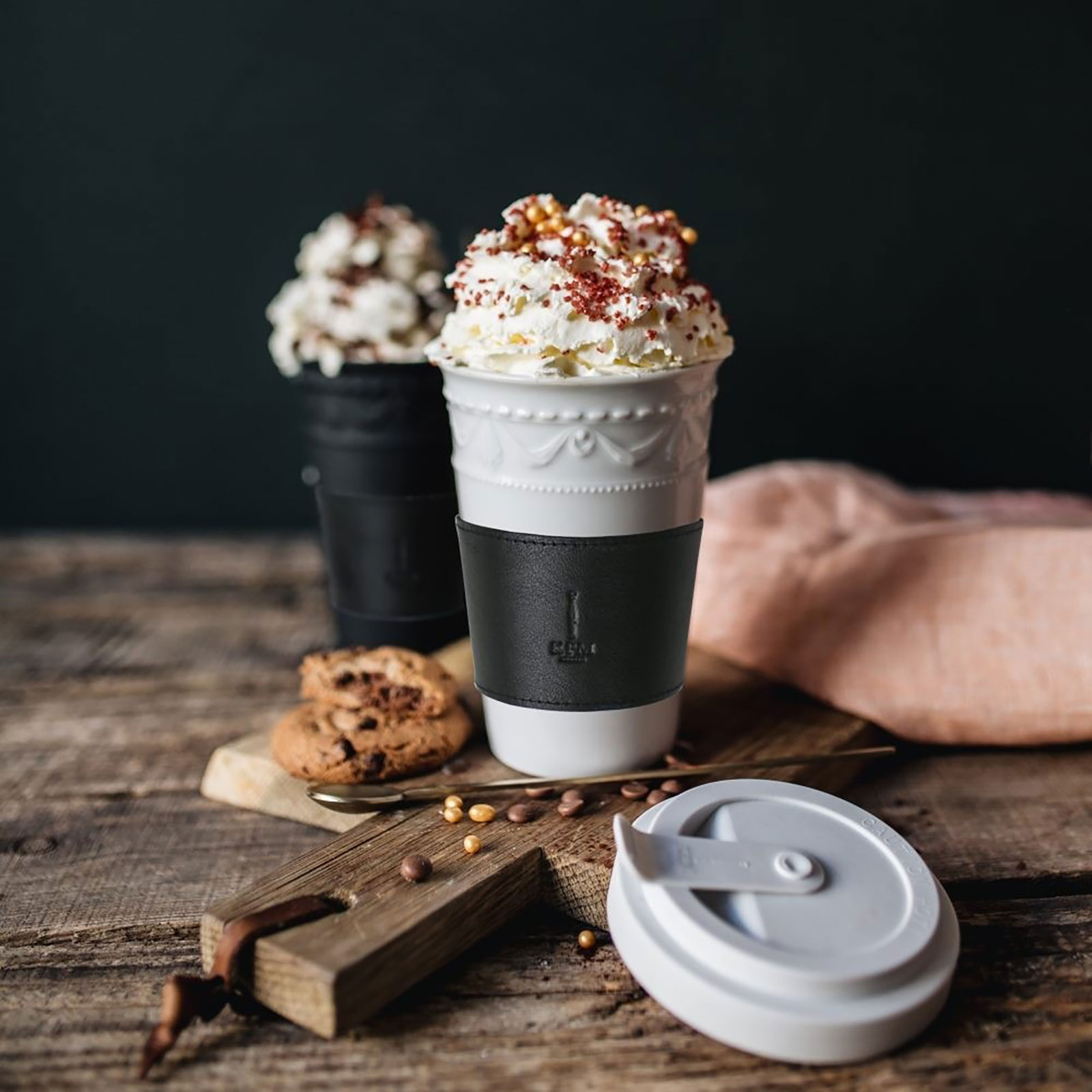 KPM -  Berlin Kurland To-Go Becher Set Black&White mit Deckel & 2 Ledermanschetten