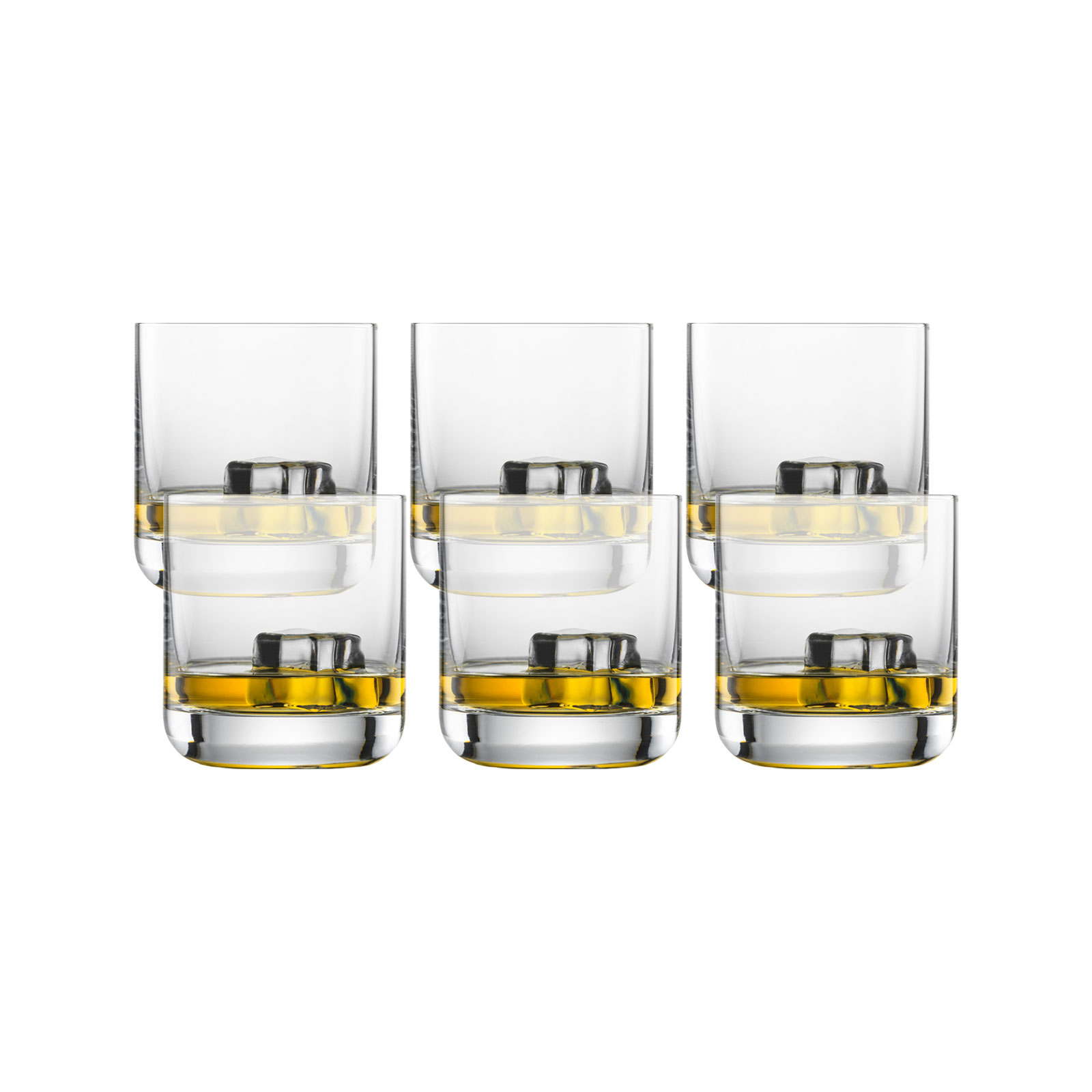 Versetzt hinter- und nebeneinander stehen sechs Simple Whisky Gläser von Schott Zwiesel. In jedem Glas befindet sich ein wenig Whisky und ein Eiswürfel.