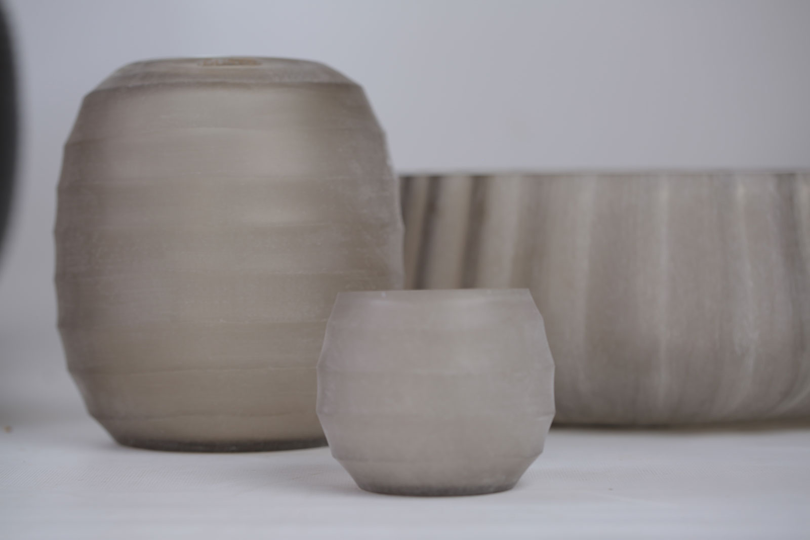 Die Belly Vase und das Windlicht stehen nebeneinander auf der Anrichte.
