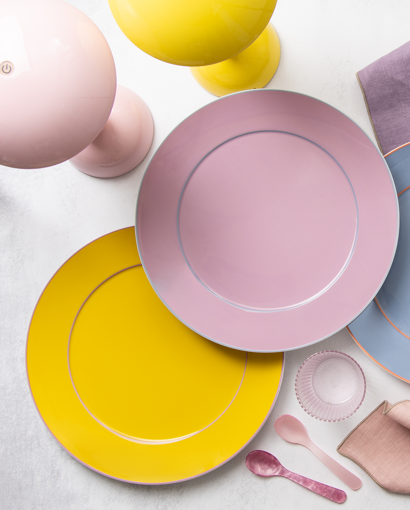 Verschieden farbige Meissen Urban Colors Teller als Stimmungsbild zusammen mit anderen Tischaccessoires auf einem Tisch dekoriert.