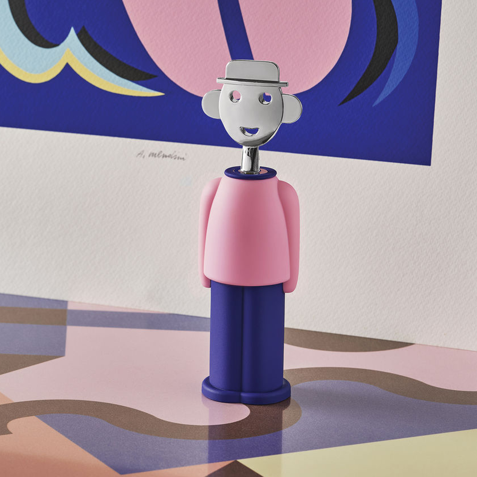 Alessi Alessandro M. Korkenzieher in rosa-blau von Alessandro Mendini auf einem gedeckten Tisch.