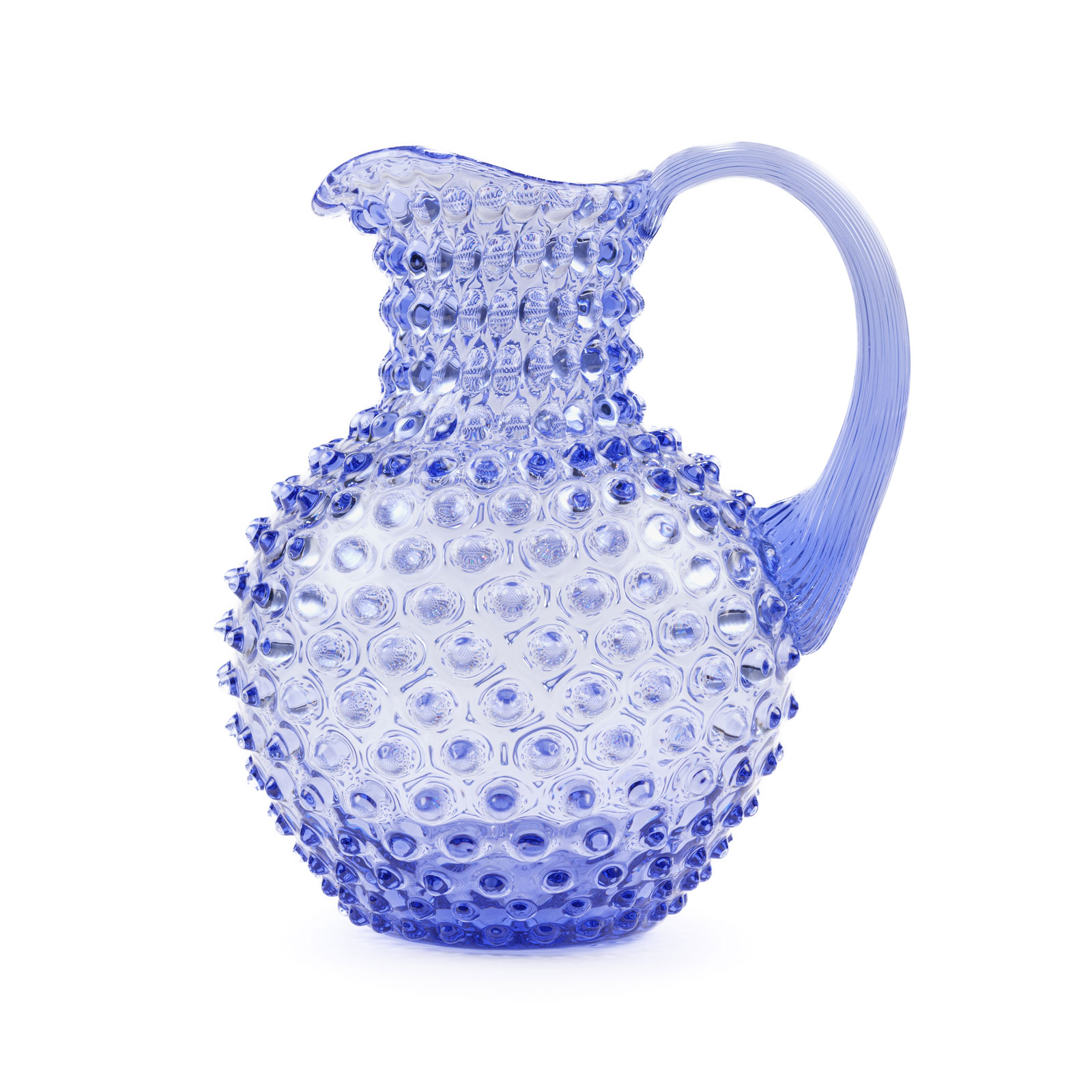 Der Paris Hobnail Krug Lavender von Anna von Lipa ist ein violett-blauer Glaskrug mit bauchiger Form und kleinen Knubbeln auf der Oberfläche.
