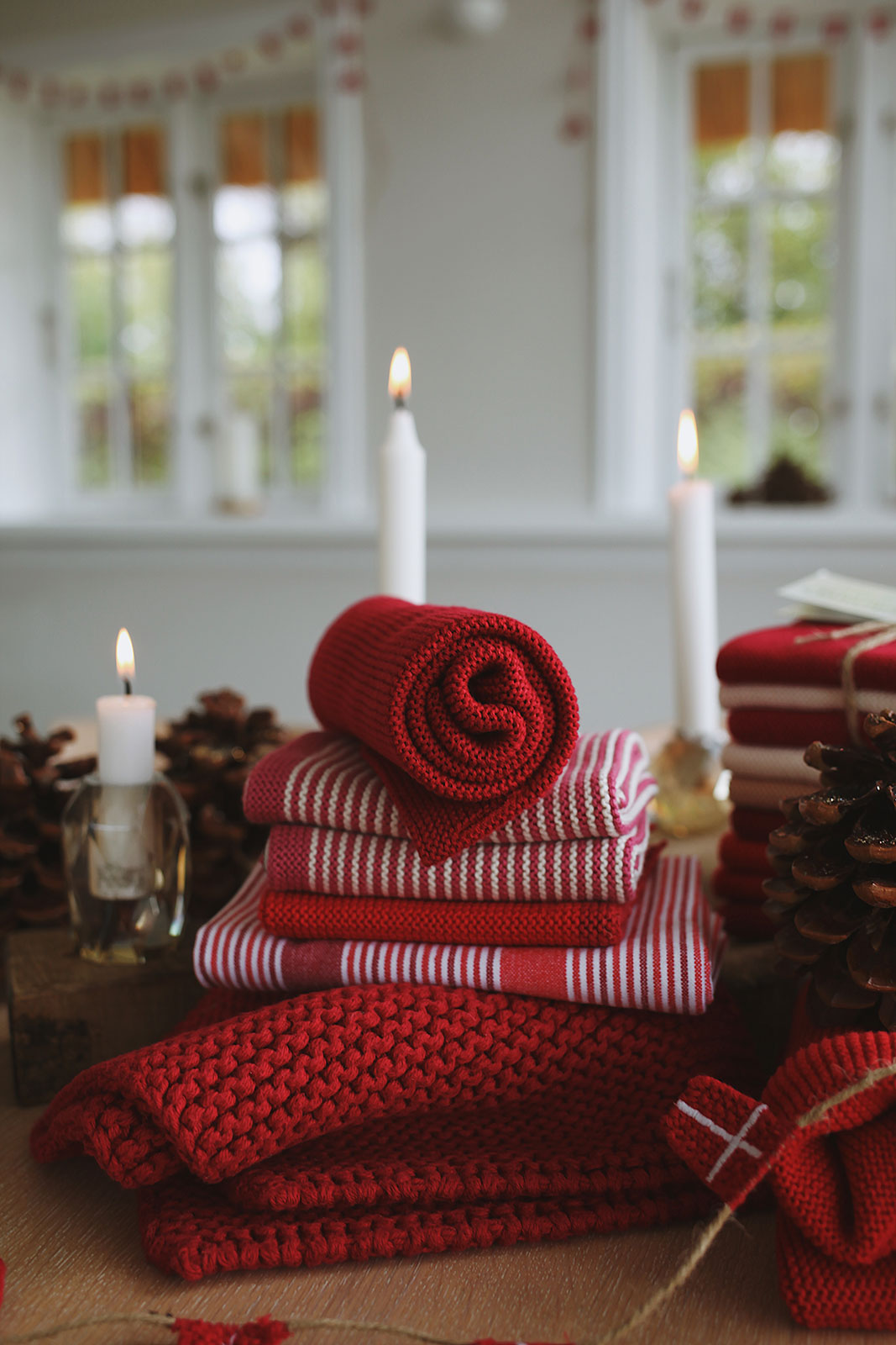 In Weihnachtlicher Umgebung sind alle tiefroten Artikel von Solwang dargestellt. Kerzen brennen, es sieht sehr festlich aus.