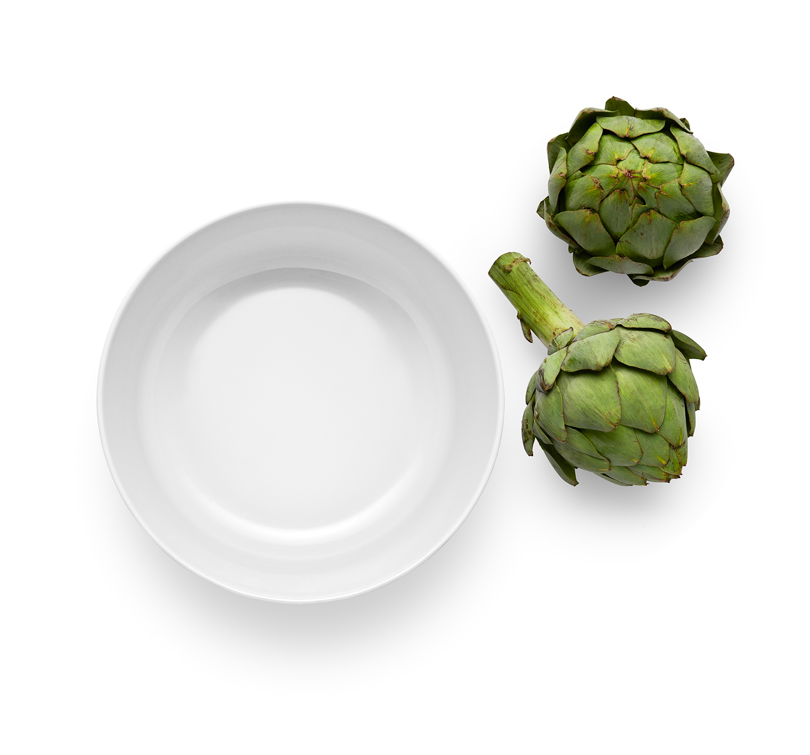 Die Schale von oben fotografiert, zusammen mit zwei Artichocken, die sich neben der Scahle befinden.