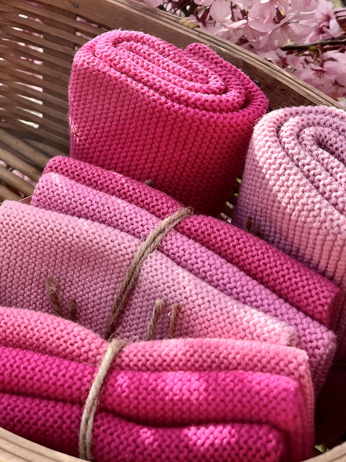 Verschiedene Solwang Produkte in pink stehen in einem Korb in der Sonne. Sie passsen farblch bestens zusammen.