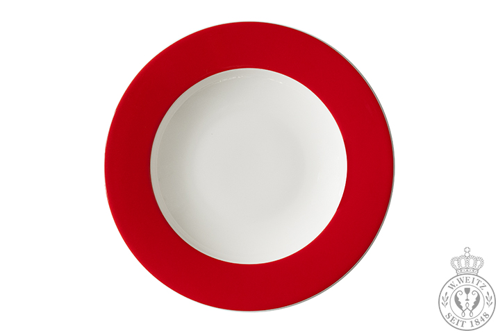 Der Red Supenteller 23cm von Dibbern ist ein tiefer weißer Porzellanteller mit einer karminroten Fahne.